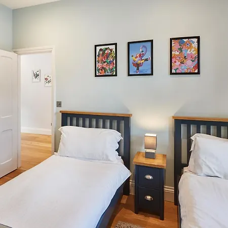 Host & - The Old School House Casa de Férias